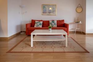 Spacious and Sunny Apartment - 10 min from the sea