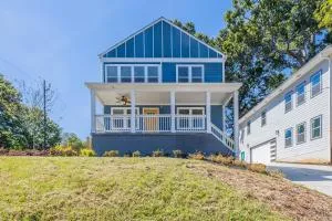 Large Modern Home Centrally located With Hot Tub - Glenwood Hills