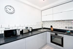 Heinze Flat 402 - One bedroom fourth floor flat By City Living London