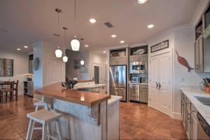 Retreat to Mar Tortuga with Beachfront Access