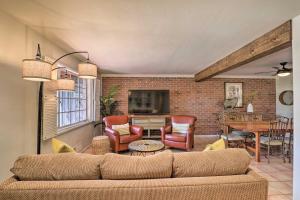 Pet-Friendly Home, 4 Miles to U of A Campus