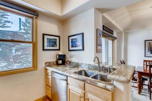 Premiere 2Br Townhome - Shuttle to Slopes, Kids Ski Free! condo