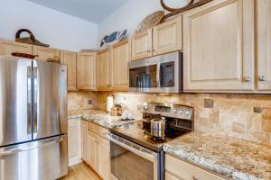 Premiere 2Br Townhome - Shuttle to Slopes, Kids Ski Free! condo