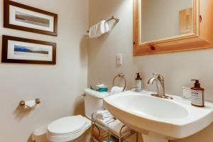 Premiere 2Br Townhome - Shuttle to Slopes, Kids Ski Free! condo