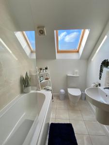 Swanage Holiday Penthouse Apartment, Moments from Beach and Town, On Site Parking, Fast WIFI, Rated Exceptional