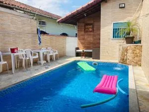 Casa Moderna e Aconchegante com Opção de Piscina Aquecida Cobrado à Parte, Ampla Área Gourmet com Churrasqueira em Deck Coberto Frente a Piscina, Aconchegante Sala de Estar com Lareira, Ampla Garagem para 4 Carros, Casa Pé na Areia a 50 metros da Praia - 伊塔尼亚恩
