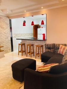 Casa Moderna e Aconchegante à Beira Mar, com Opção de Piscina Aquecida Cobrado à Parte, Área Gourmet com Churrasqueira em Deck Coberto Frente a Piscina, Aconchegante Sala de Estar com Lareira, Garagem para 4 Carros, Casa Pé na Areia a 50 metros