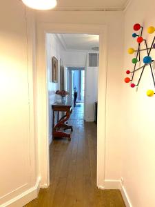 Appartements Real Parisian apartment with 2 bedrooms and AC : photos des chambres