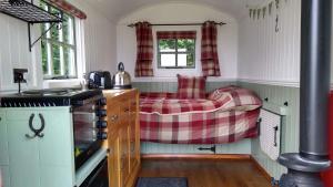 Shepherds Lodge - Shepherds Hut with Devon Views for up to Two People and One Smaller Dog