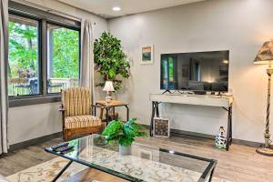 Serene Escape with Mountain Views, Near Dtwn!