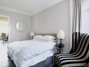 Outstanding 2 bedrooms with a terrific Eiffel Tower view