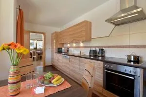 Angelika Tomann - 施文道