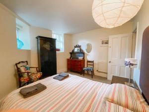 SUNNYSIDE APARTMENT - Spacious 2 Bedroom Ground Floor with Free Parking In Kendal, Cumbria