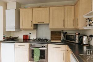SUNNYSIDE APARTMENT - Spacious 2 Bedroom Ground Floor with Free Parking In Kendal, Cumbria