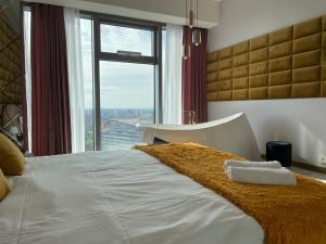Luksusowy apartament z wanną przy oknie SKYTOWER