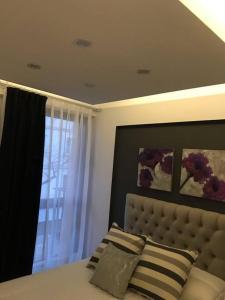 Suite in San Telmo dormitorio en suite con dos baños y balcon a la calle