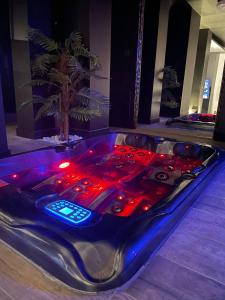 Love hotels La suite Grenoble spa jacuzzi et sauna privatif : photos des chambres