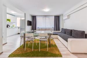 Three-Bedroom Apartment with Balcony room in Dreamtime Apartments
