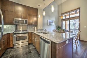 Modern Mammoth Lakes Condo Ski, Hike, and More!