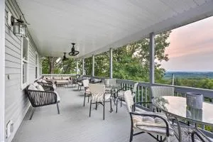 Hilltop Hideaway Branson Home with Trampoline! - Walnut Shade