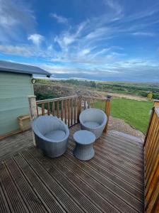 Oakley View Shepherds Hut with hot tub