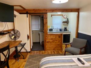 Queen Room room in Sisters Motor Lodge