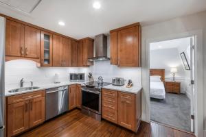 Ski-inSki-out, Stunning Top Floor Condo at Park City Base, Professionally Decorated Luxury 3BR