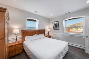 Ski-inSki-out, Stunning Top Floor Condo at Park City Base, Professionally Decorated Luxury 3BR