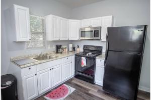 Remodeled Historic 1BR1BA House Near Downtown
