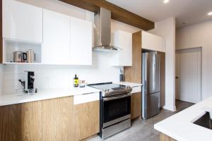 Huge 2 Bdr with Balcony in Mile End by Den Stays