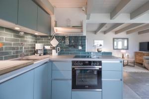 Idyllische kleine Reetdachkate mit Blick über die Felder - Kamin, Terrasse & Privatparkplatz