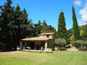 Charming holiday home with private garden, Bédarrides - Bédarrides