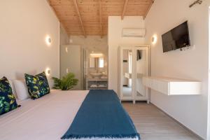Deluxe Double Room with Sea View room in GT Beach