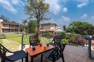 StayVistas Shantam House - Diverelaxation with a pool and tennis lawn