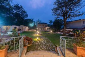 StayVistas Shantam House - Diverelaxation with a pool and tennis lawn