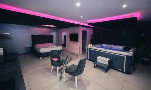 B&B / Chambres d'hotes Love night Marseille jacuzzi : photos des chambres