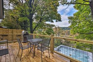 Hilltop Hideaway with Scenic Views and Hot Tub! - 3hvězdičkové hotely ve městě West Jefferson