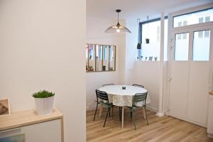 CHARMING Parisian Apartment WITH AIR CONDITIONING - CLIMATISATION & 2 BEDROOMS - Batignolles PARIS