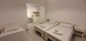  Standard Quadruple - Ground floor room in Eleanna's