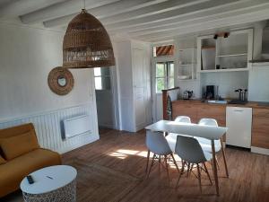 Maisons de vacances Maison avec jardin dans petit bourg typiquement Percheron - Le Colombier : photos des chambres