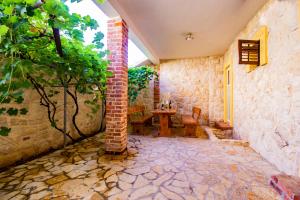 Toncica Sunny terrace with seaview and shaded BBQ area