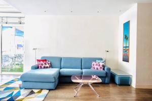 Luxurious 2 Bedrooms Apartment, 30 meter from beach