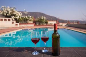 Villa Dazzle by StayVista - Unwind in a Mountain-City View Villa with a Terrace Pool