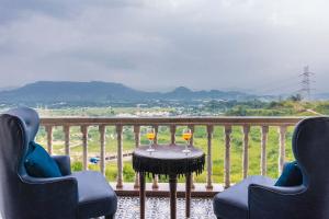 Villa Dazzle by StayVista - Unwind in a Mountain-City View Villa with a Terrace Pool