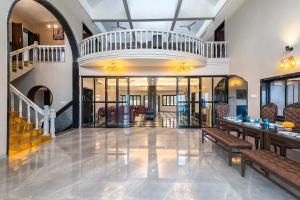 Villa Dazzle by StayVista - Unwind in a Mountain-City View Villa with a Terrace Pool