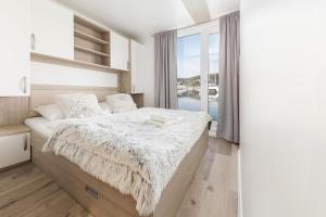 Floating Sea House Gong