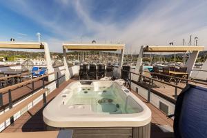 Floating Sea House Gong 