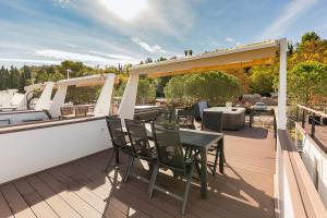 Floating Sea House Gong