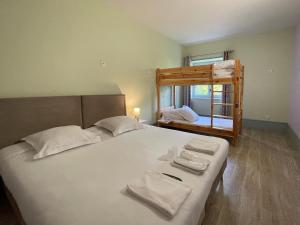 Hotels La Maison Verneuil : Chambre Quadruple avec Salle de Bains Commune