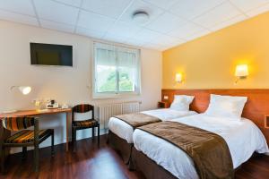 Hotels Logis Hotel Belle Vue : Chambre Lits Jumeaux pour Personnes à Mobilité Réduite